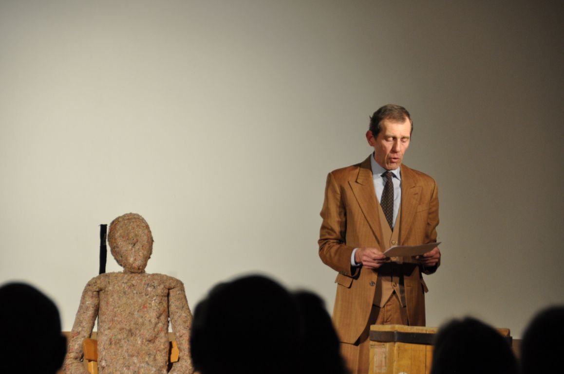 Michael Grunert mit "Schlachter-Tango" im Burgsaal der Wewelsburg
